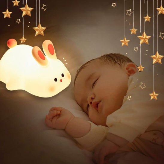 Bébé dort paisiblement avec Veilleuse bebe lapin - Nuits Apaisantes