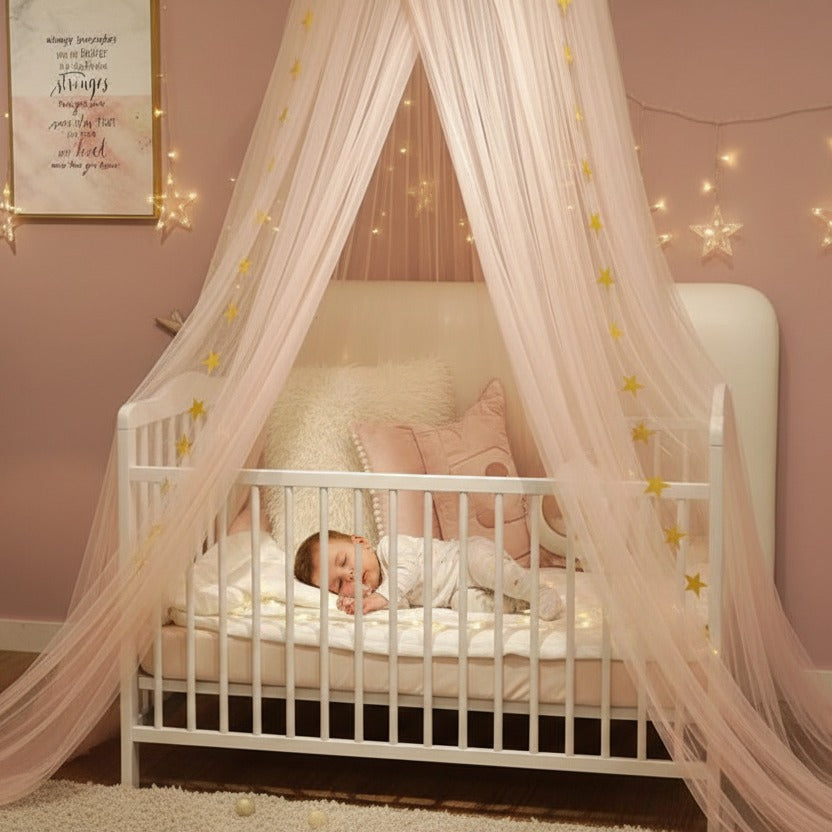 bébé dort paisiblement dans berceau Lit bebe voile beige moustiquaire Protection Anti Moustiques