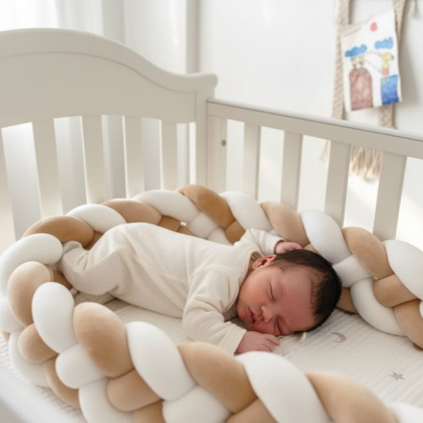bébé dort paisiblement dans berceau avec tresse de lit LinéaMax