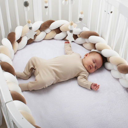 bébé dort paisiblement dans berceau avec tresse de lit bébé - Brun Clair