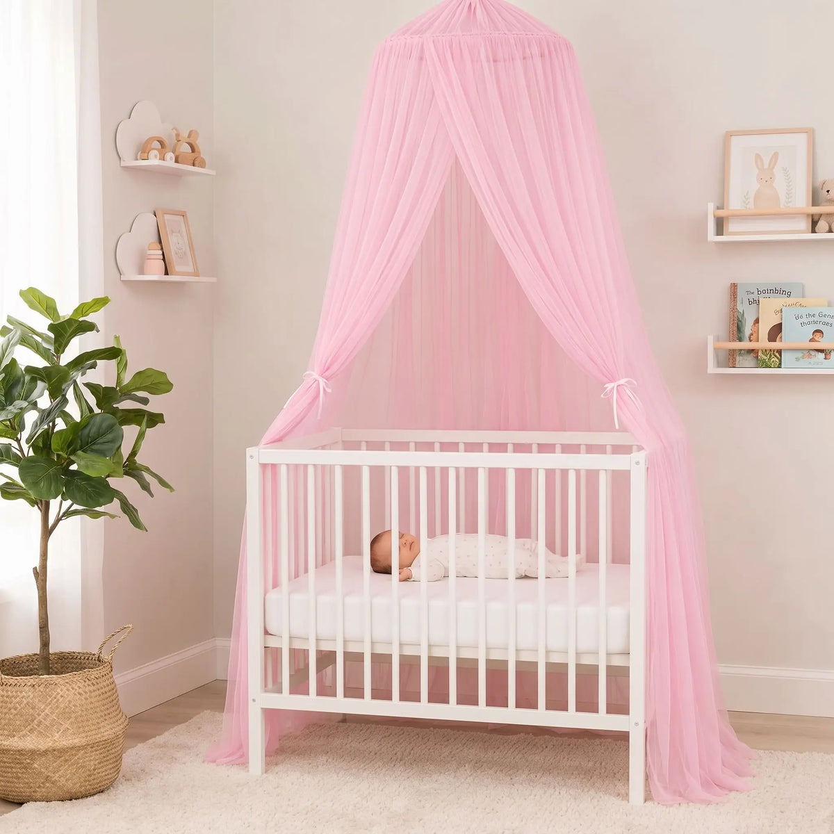 bébé dort paisiblement dans berceau sous ciel de lit fille rose blush