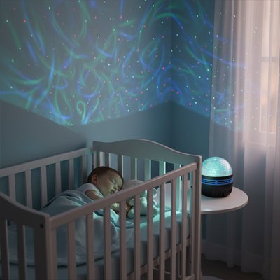 bébé dort paisiblement dans son berceau avec Veilleuse projection -Beaux Rêves 