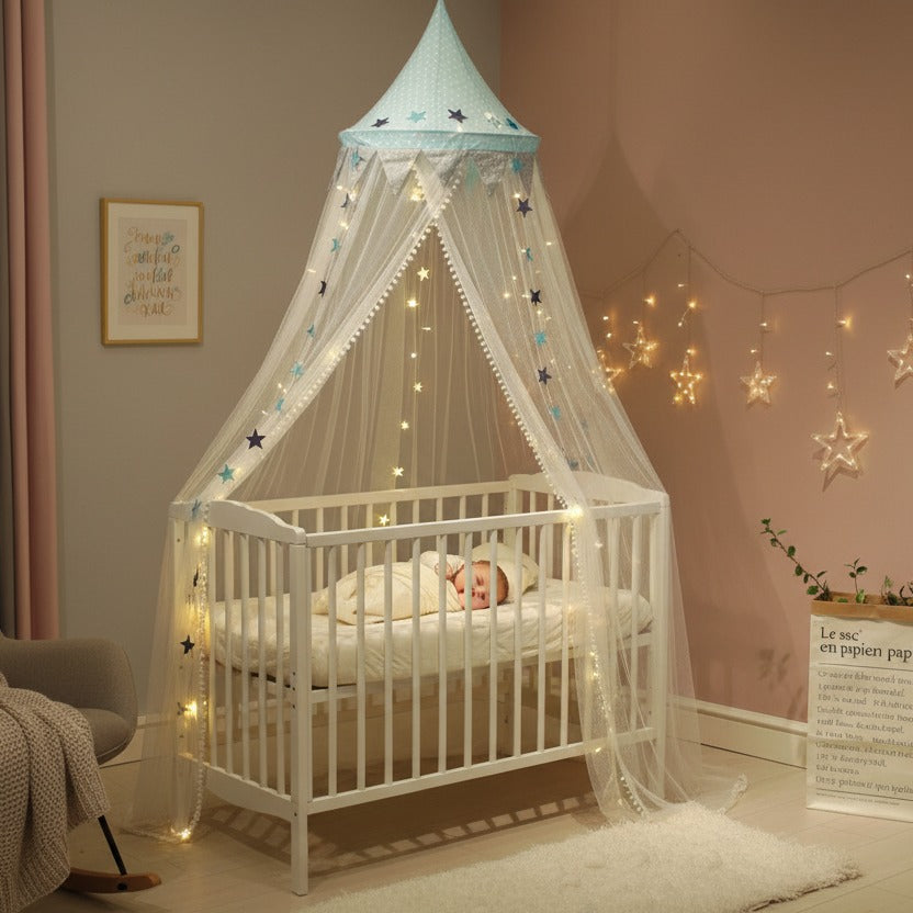 bébé dort paisiblement sous Ciel de lit bebe Cocon Nordique