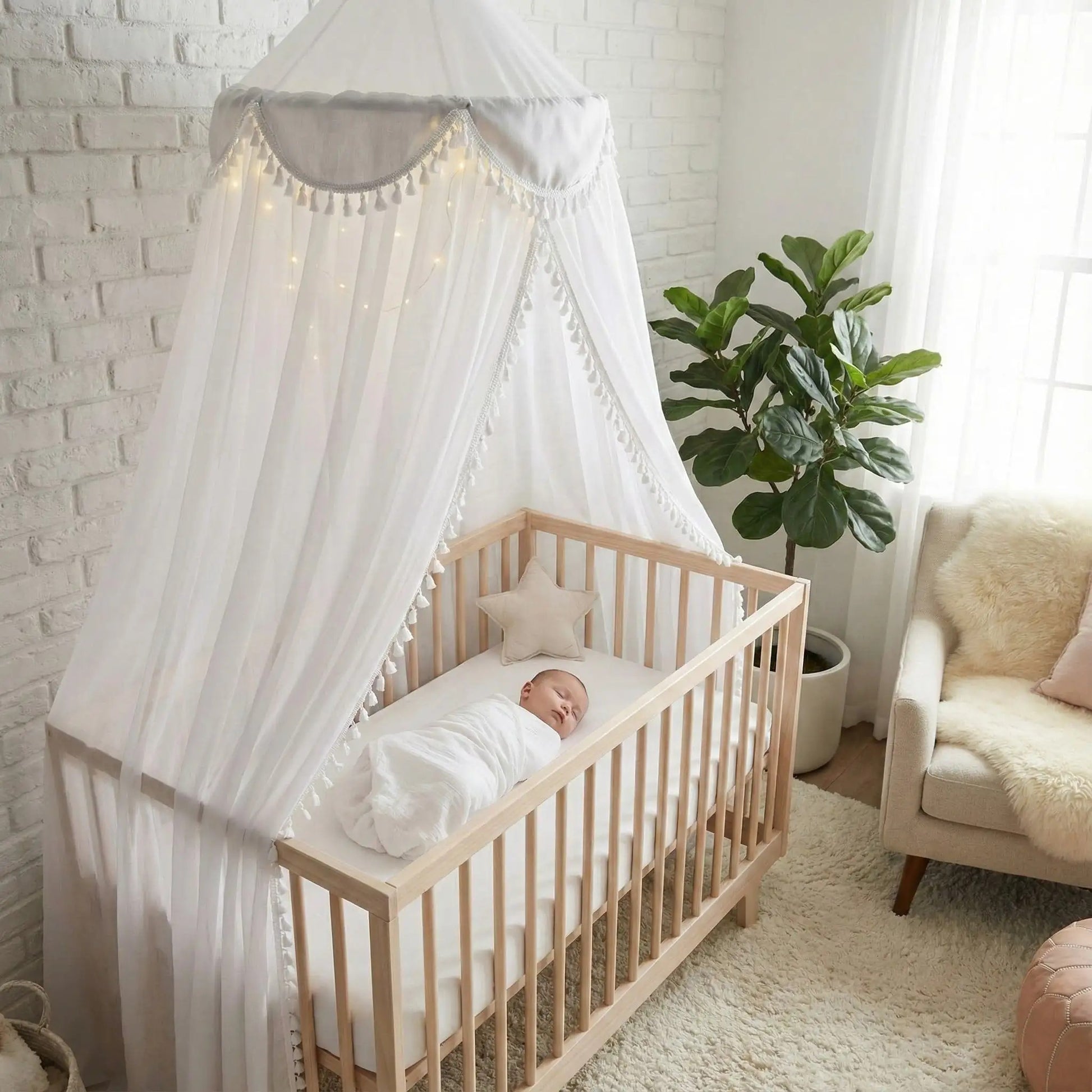 bébé dort sereinement sous voile pour lit bebe dans chambre Cocon Apaisant