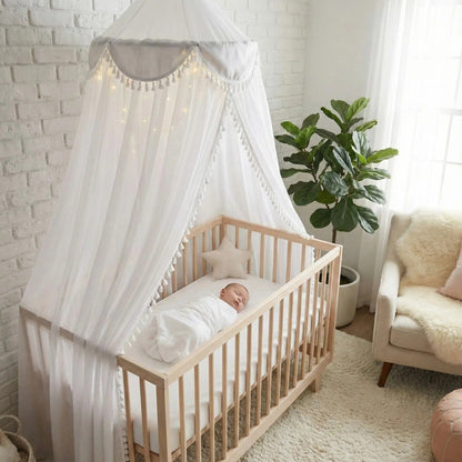 bébé dort sereinement sous voile pour lit bebe dans chambre Cocon Apaisant