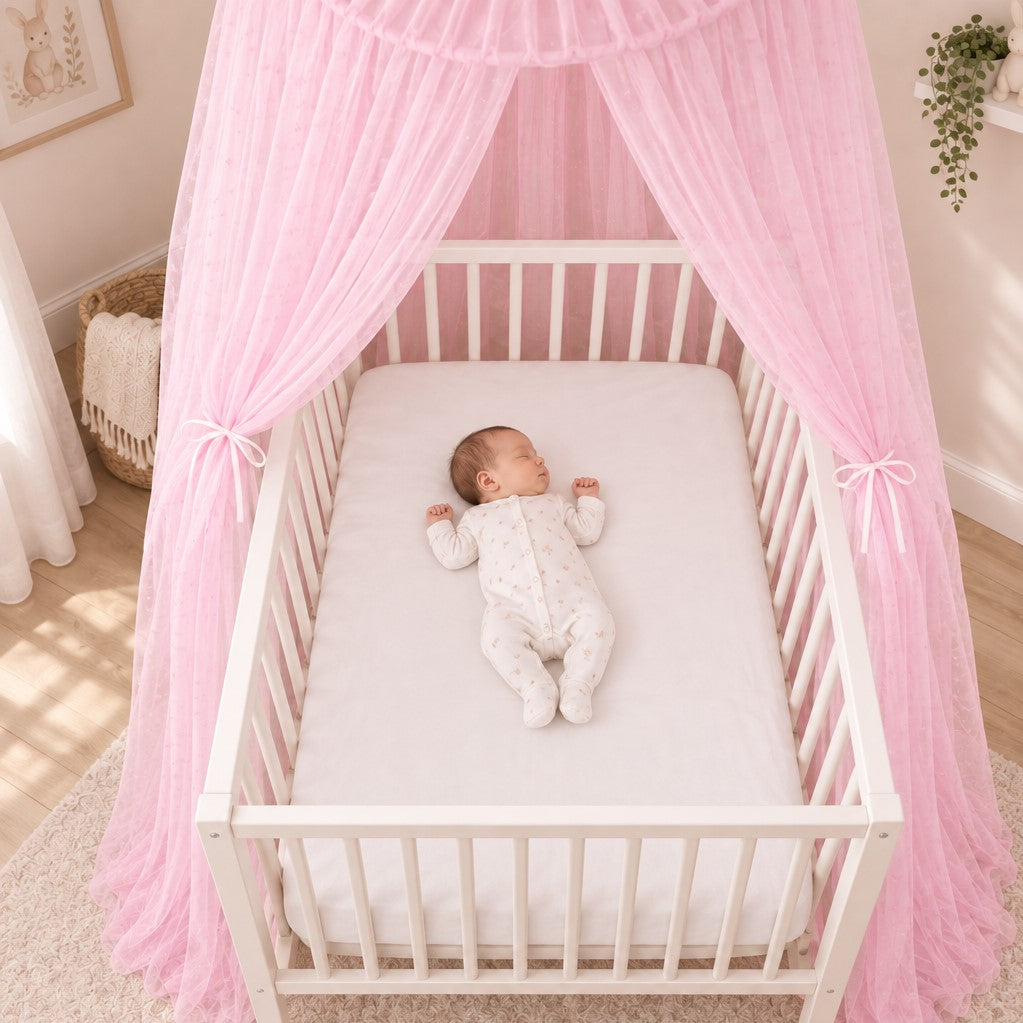 bébé fait sieste dans berceau sous ciel de lit fille rose blush