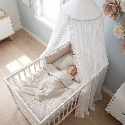 bébé fait sieste sous ciel de lit bébé fille doux nuage