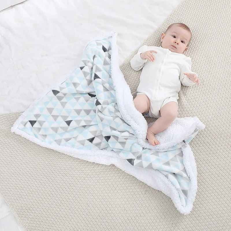 bébé joue couverture bébé blanche triangle bleu Chaudoudou