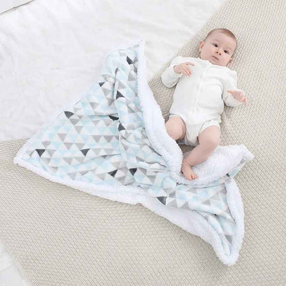 bébé joue couverture bébé blanche triangle bleu Chaudoudou