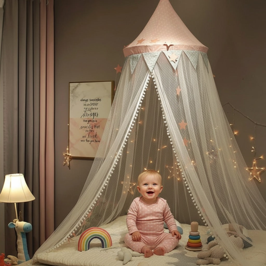 bébé joue paisiblement sous Ciel de lit bebe rose Cocon Nordique