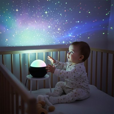 Bébé regarde la Veilleuse projection dans son berceau - Apaisante