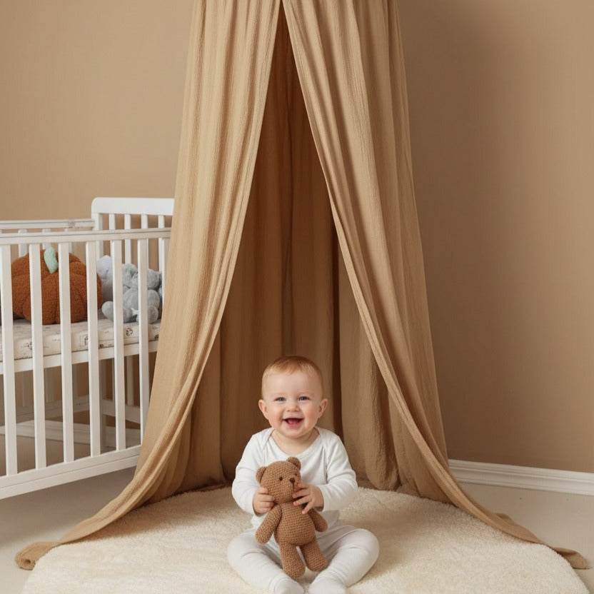 bébé souriant assit sur tapis douillet Ciel de lit bébé en mousseline de coton Douceur Protectrice
