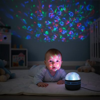 bébé sur tapis regardant Veilleuse projection - Beaux Rêves