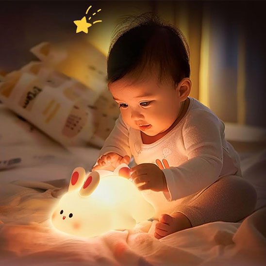 Bébé tenant la Veilleuse bebe lumière chaleureuse Nuits Apaisantes