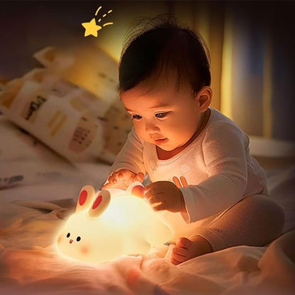 Bébé tenant la Veilleuse bebe lumière chaleureuse Nuits Apaisantes