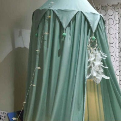 Ciel de lit élégant nuage pomponné