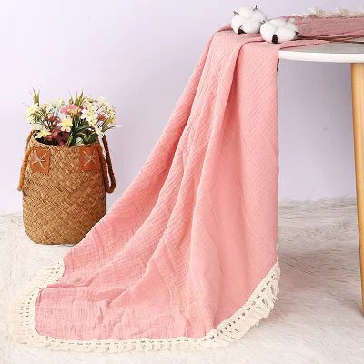 couverture bebe babyblanket rose en coton naturel sur table
