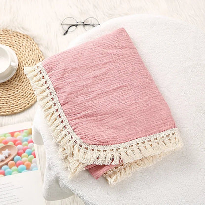 couverture bebe babyblanket rose posée sur une table