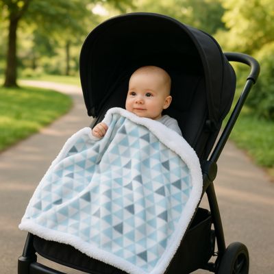couverture bébé dans poussette blanche triangle bleu chaudoudou