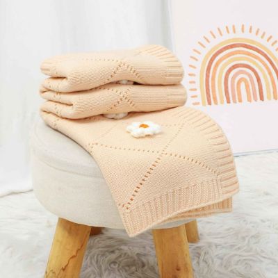 Couverture bébé douce beige a fleure sur tabouret Fleur de Coton
