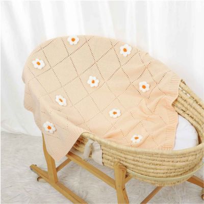 Couverture bébé douce beige sur lit Fleur de Coton