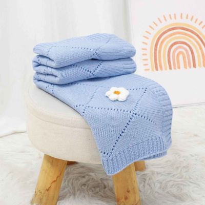 Couverture bébé douce bleue a fleure sur tabouret Fleur de Coton