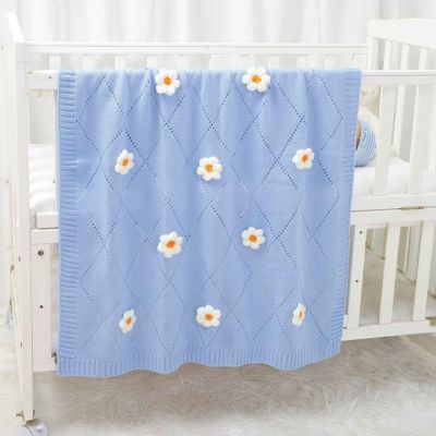 Couverture bébé douce bleue sur berceau Fleur de Coton