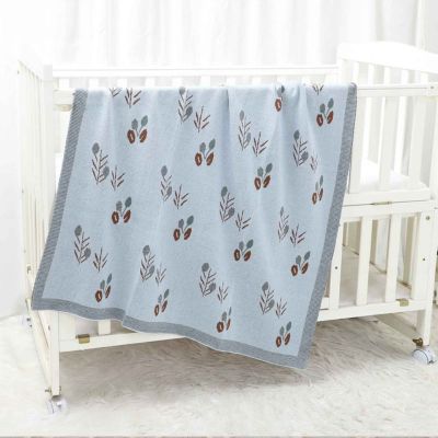 Couverture bébé douce bleue sur berceau Pétale