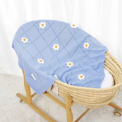 Couverture bébé douce bleue sur lit Fleur de Coton