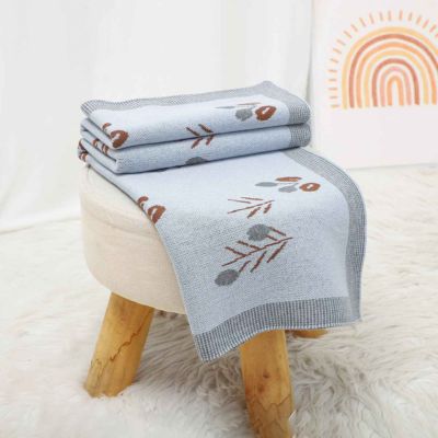 Couverture bébé douce bleue sur tabouret Pétale
