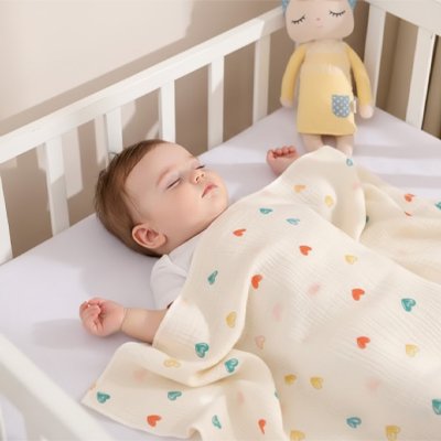 Couverture bébé douce coton motif coeur avec bébé dort sereinement - Coton Bio Douceur