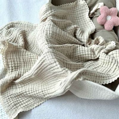 Couverture bébé douce coton mousseline beige dans le panier Dentelle d'Éveil