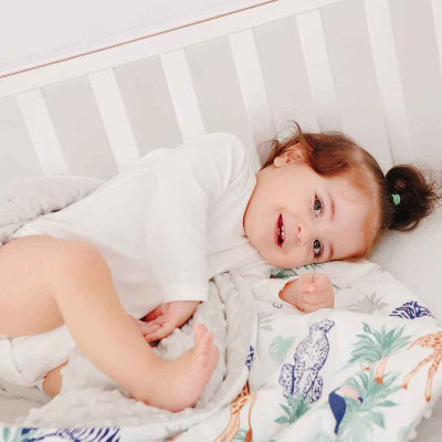 Couverture bebe douce fillette joue joueuse dans berceau Câlin Réversible