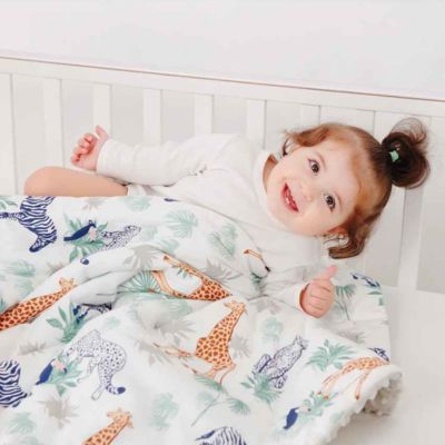 Couverture bebe douce fillette joyeuse dans berceau Câlin Réversible