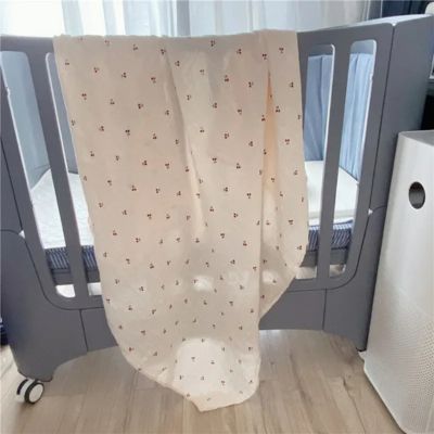 Couverture bebe douce légère cerises sur berceau Plume Bio
