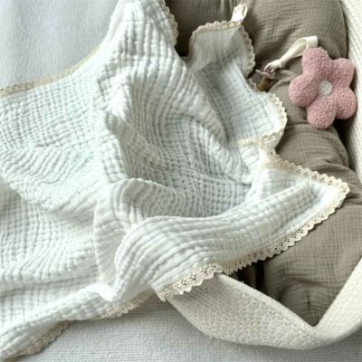 Couverture bébé douce mousseline beige dans le panier Dentelle d'Éveil
