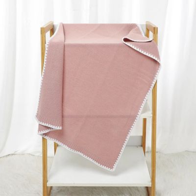 Couverture bébé douce tricot sur table SoftNest