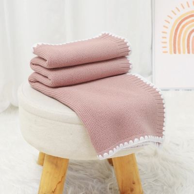 Couverture bébé douce tricot sur tabouret SoftNest