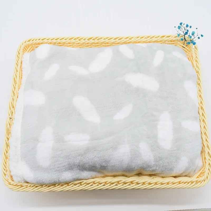 couverture bébé grise blanche triangle bleu chaudoudou