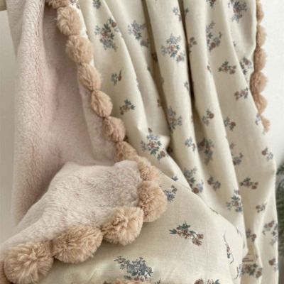 Couverture bebe polaire douce cotonneuse sur lit Nuage Pomponné