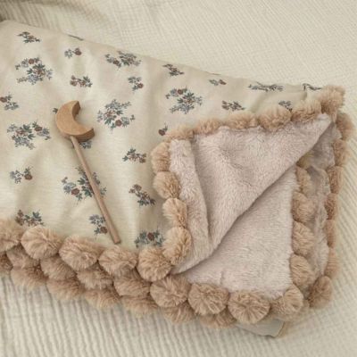 Couverture bebe polaire douce moelleuse plie sur lit Nuage Pomponné