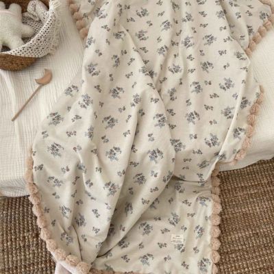 Couverture bebe polaire douce moelleuse sur lit Nuage Pomponné