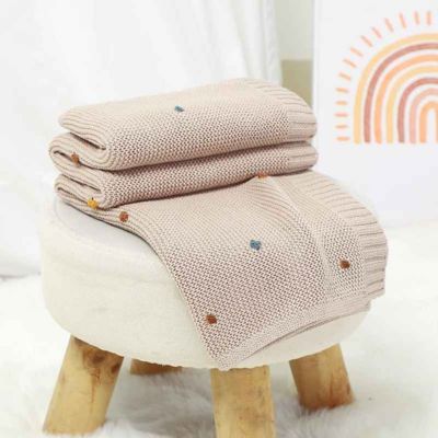 Couverture bébé tricotée douce sur tabouret Nid Tricoté