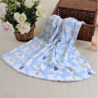 Couverture douce bebe moelleuse dans un panier éléphanteau douceur