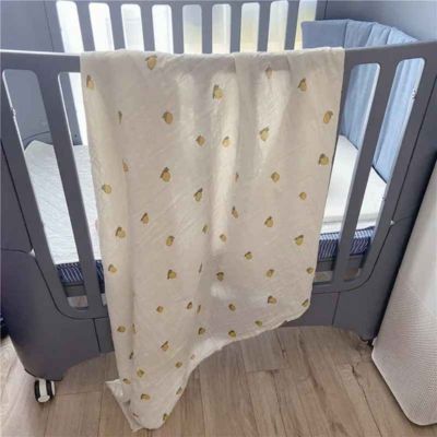 Couverture douce bebe motif citron sur berceau Bulle de Bébé