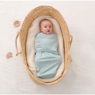 Couverture pour emmaillotage douce bleu tendresse enveloppée