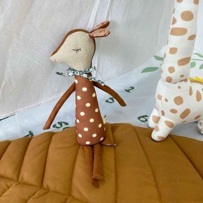 doudou avec yeux brodés fermés -compagnons des bois