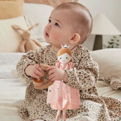 doudou fille avec robe pailletée rose poupée câline