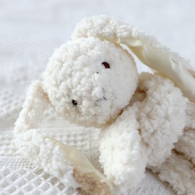 doudou-lapin-tissu-doux-lapin-blanc