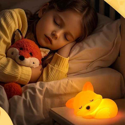 fille dort paisiblement avec bebe veilleuse orange Renard Silicone Rechargeable
